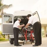 Ambulanță parcată la intrarea unei unități de primiri urgențe a unui spital, seara